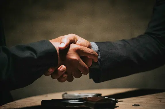 abogados estrechando la mano para llegar un acuerdo